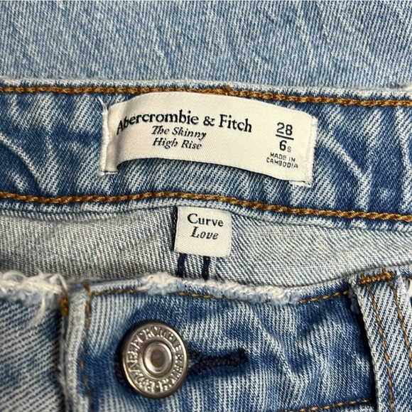 Abercrombie & Fitch The Skinny High Rise Curve Love Short Jeans - Picture 3 of 5